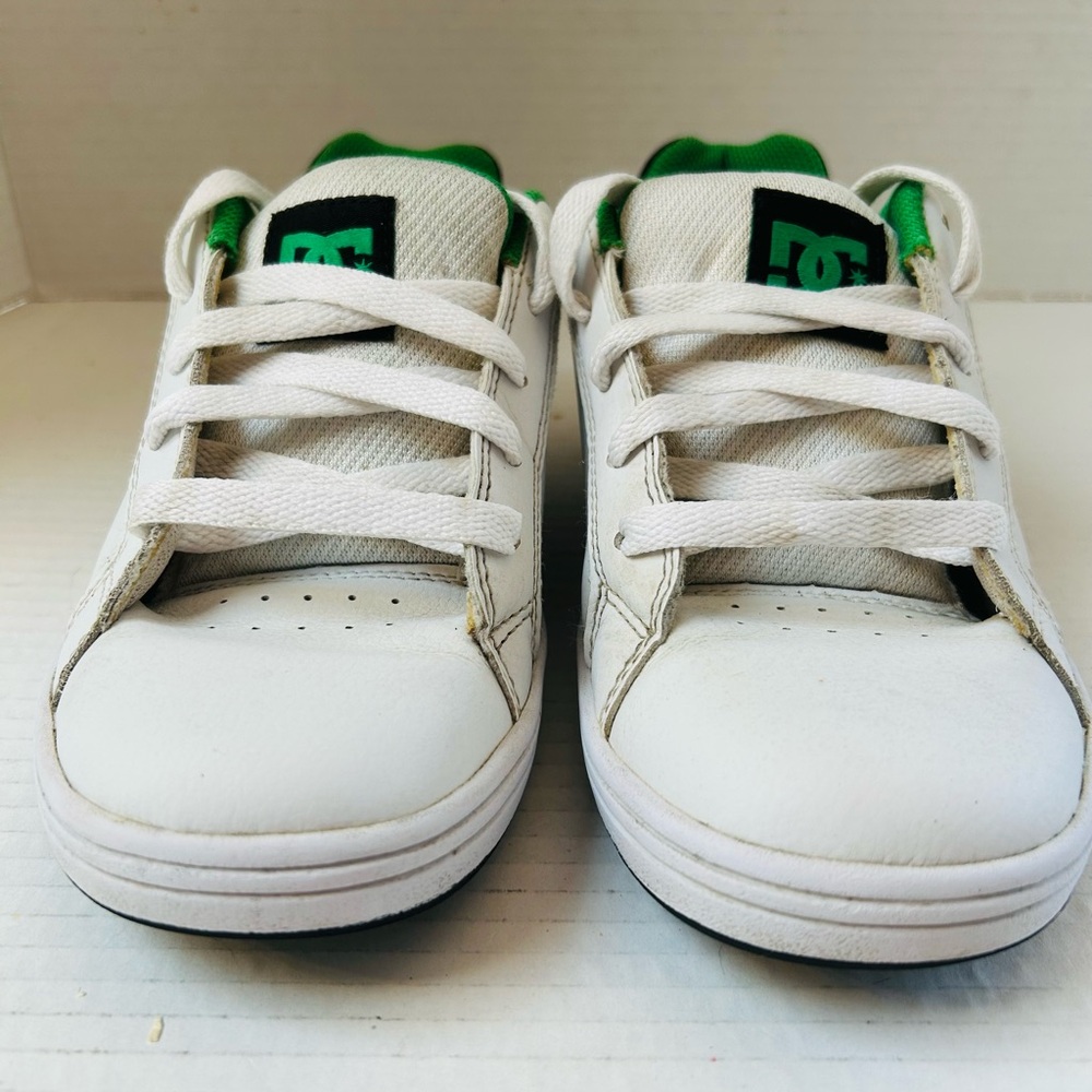 DC Youths Sneakers in White with Green Accents. Youths Court 302653B.Size US 5